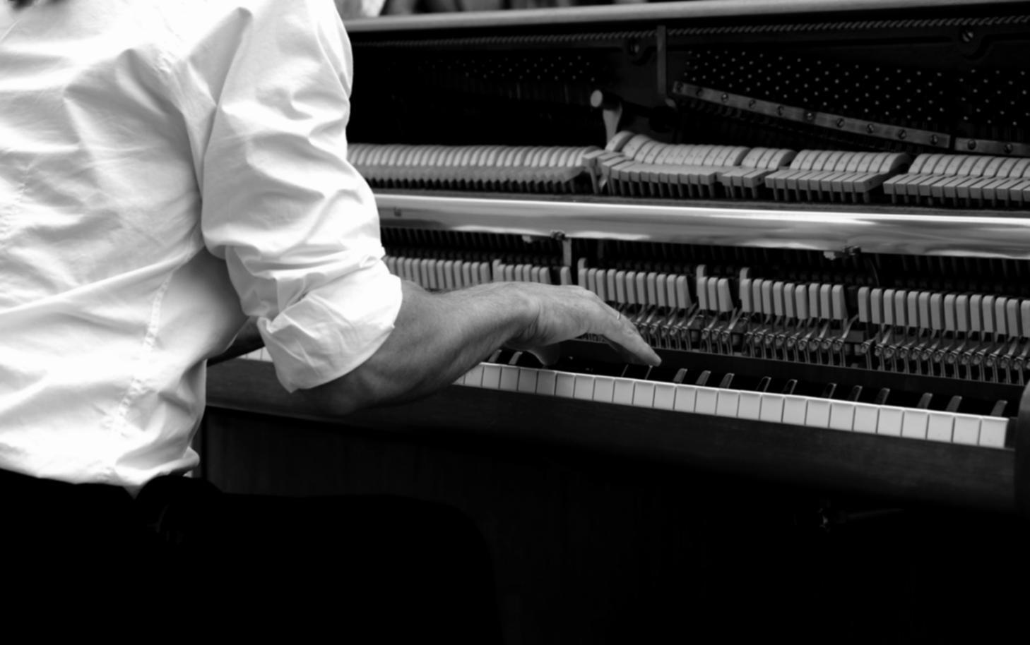 Mixer audio professionale con fader e controlli durante sessione di produzione